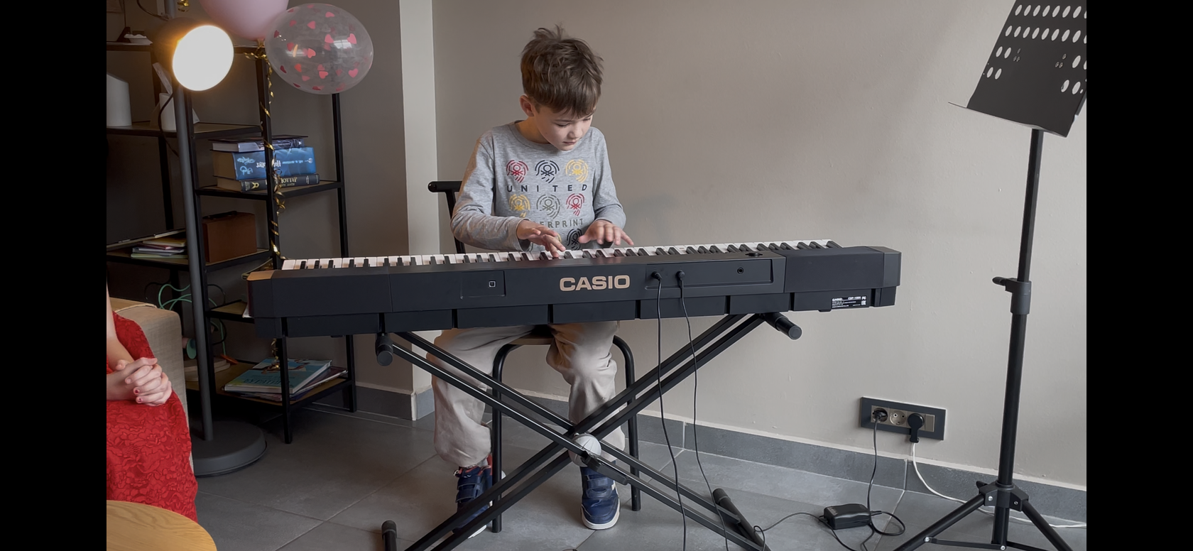 Счастливый ребёнок на сцене